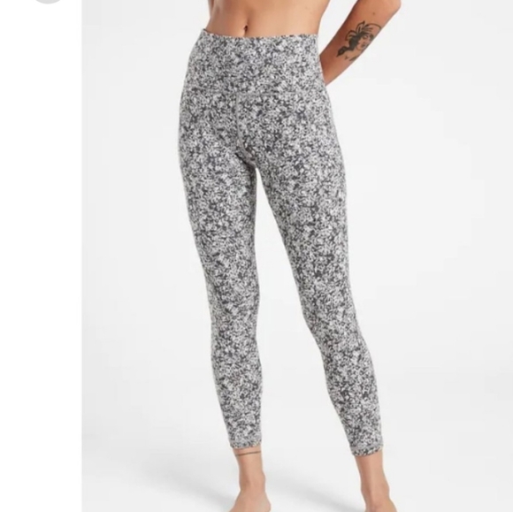 Athleta Pants - Athleta Salutation Stash Pocket II 7/8 Tight - Moonflower Black Size L Yoga
